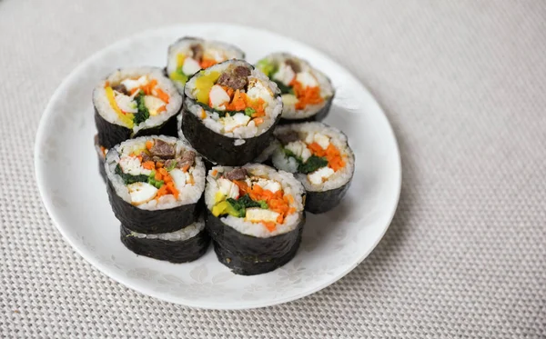 Kimbap Een Traditioneel Koreaans Gerecht Gemaakt Van Rijst Groenten Vlees — Stockfoto