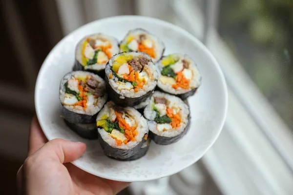 Кимбап Традиционное Корейское Блюдо Риса Овощей Мяса Морепродуктов Закатанных Водоросли — стоковое фото
