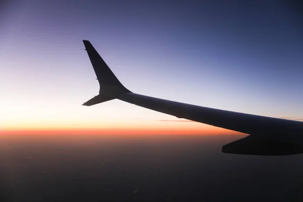 Μια Άποψη Του Αεροπλάνου Της Πτέρυγας Ενάντια Στον Ουρανό Ηλιοβασιλέματος — Φωτογραφία Αρχείου