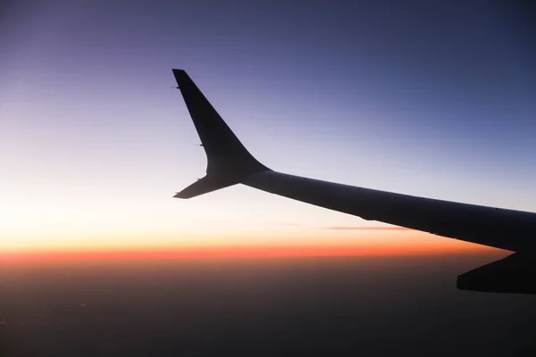 하늘을 배경으로 비행기의 모습은 원근법을 상징한다 여행의 세상의 아름다움을 상징합니다 — 스톡 사진