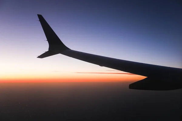 Μια Άποψη Του Αεροπλάνου Της Πτέρυγας Ενάντια Στον Ουρανό Ηλιοβασιλέματος — Φωτογραφία Αρχείου