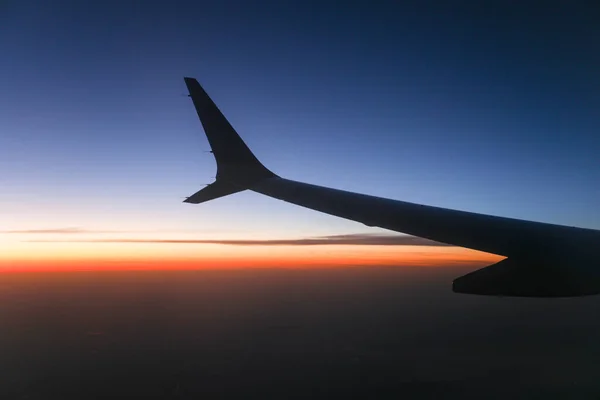 Widok Samolotu Skrzydła Zachody Słońca Symbolizuje Wolność Przygodę Perspektywę Reprezentuje — Zdjęcie stockowe