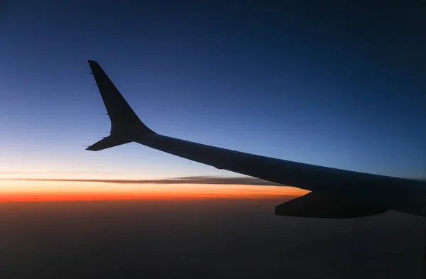 Flygplansvy Över Vingen Mot Solnedgången Symboliserar Frihet Äventyr Och Perspektiv — Stockfoto