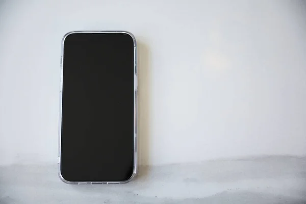 一个空的黑色手机屏幕模型象征着断开连接和沉迷于技术的可能性 凸显了在我们与数字设备的关系中需要平衡和专注 — 图库照片