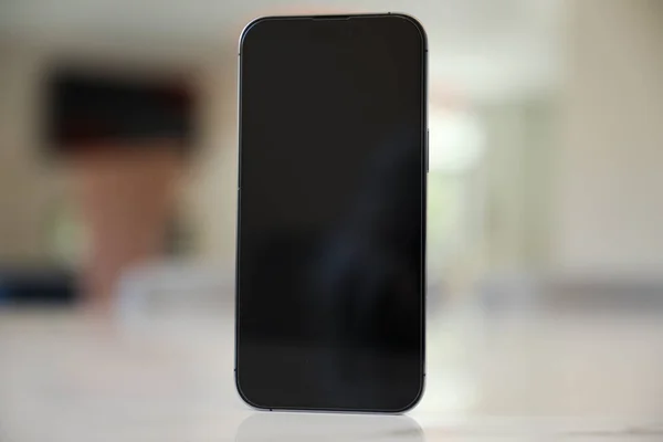 一个空的黑色手机屏幕模型象征着断开连接和沉迷于技术的可能性 凸显了在我们与数字设备的关系中需要平衡和专注 — 图库照片
