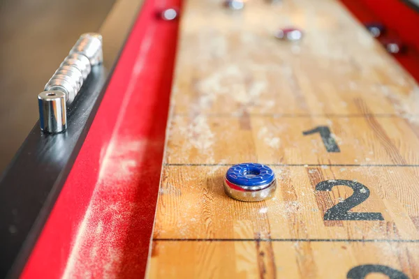 Shuffleboard Oyuncuların Sayı Bölgelerine Ulaşmak Için Diskleri Dar Bir Sahada — Stok fotoğraf
