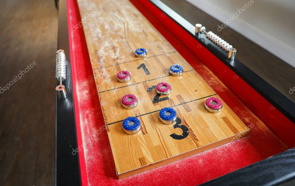 Shuffleboard es un juego de precisión y estrategia, donde los jugadores