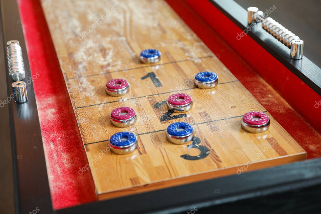 Shuffleboard es un juego de precisión y estrategia, donde los jugadores