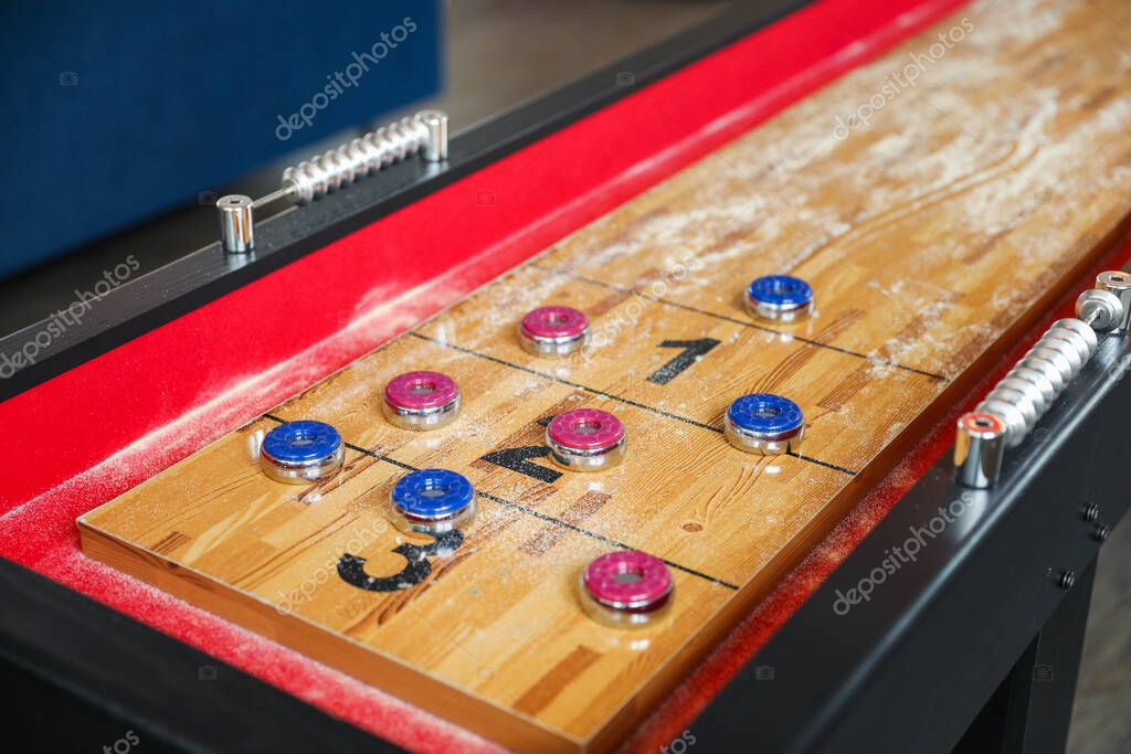 Shuffleboard es un juego de precisión y estrategia, donde los jugadores