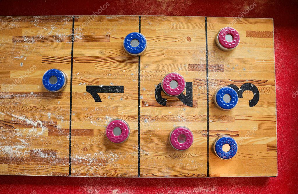 Shuffleboard es un juego de precisión y estrategia, donde los jugadores