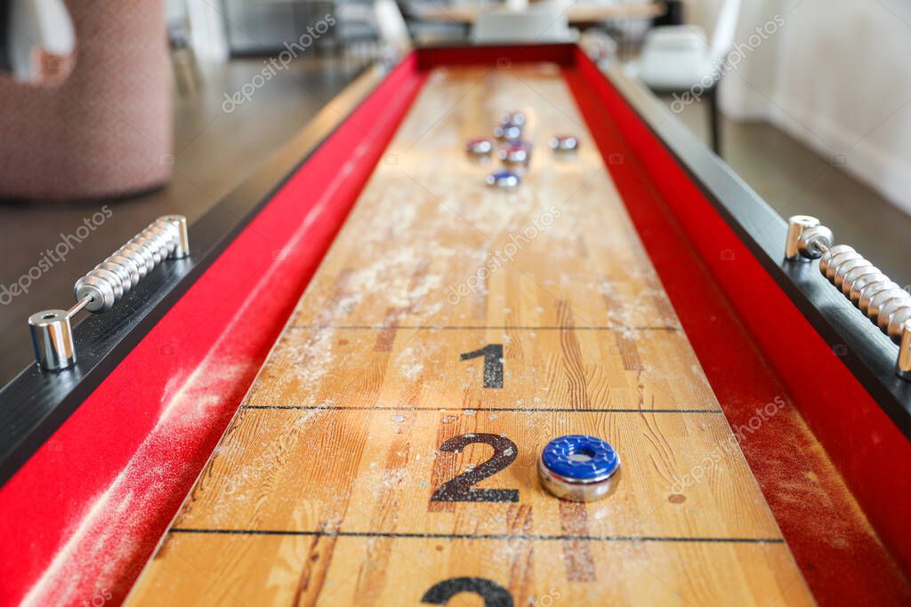 Shuffleboard es un juego de precisión y estrategia, donde los jugadores