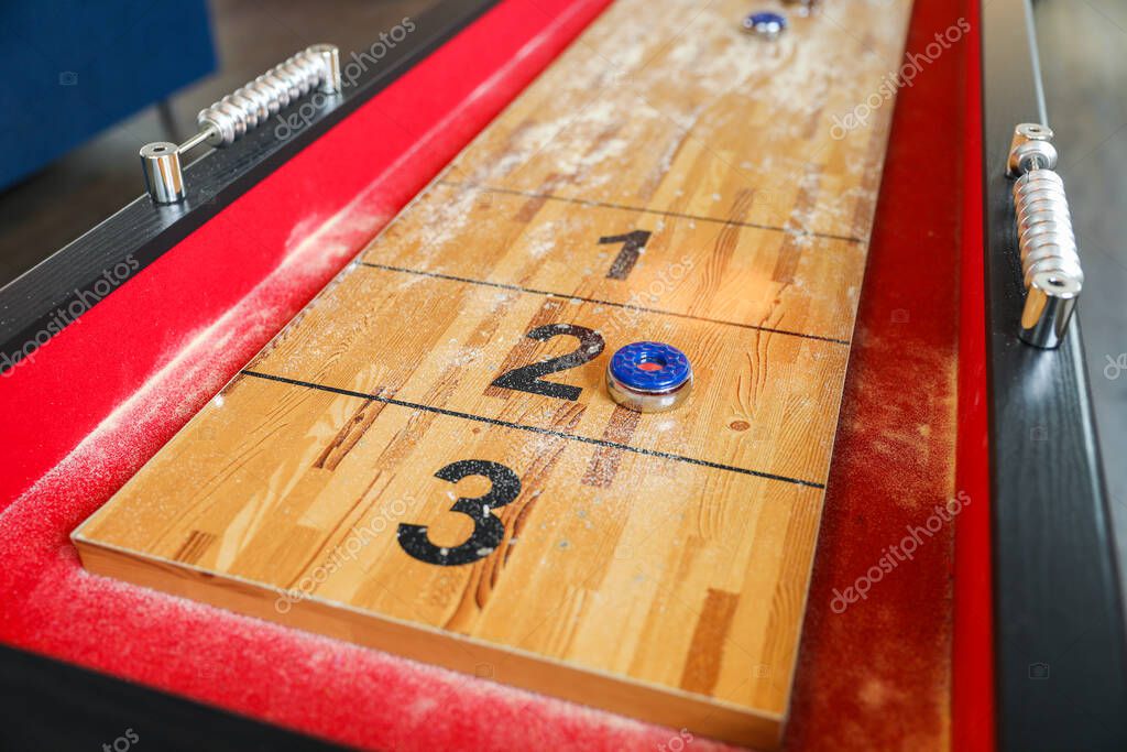 Shuffleboard es un juego de precisión y estrategia, donde los jugadores