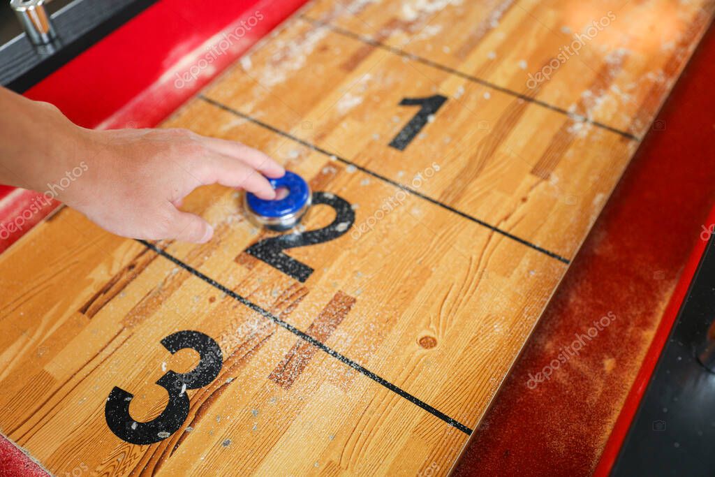 Shuffleboard es un juego de precisión y estrategia, donde los jugadores