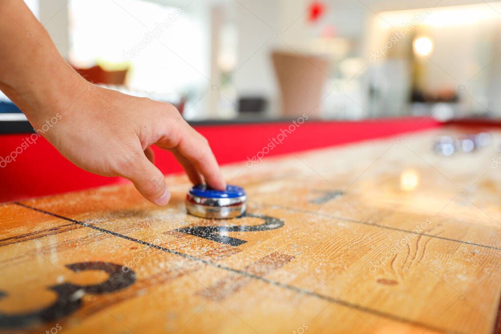 Shuffleboard es un juego de precisión y estrategia, donde los jugadores