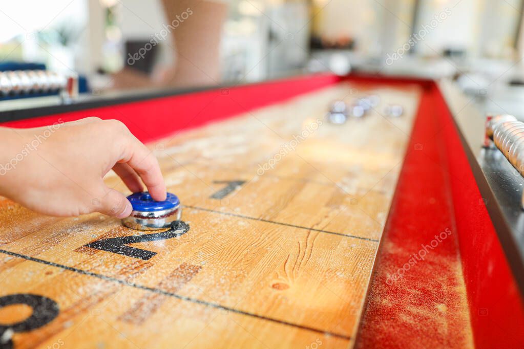 Shuffleboard es un juego de precisión y estrategia, donde los jugadores
