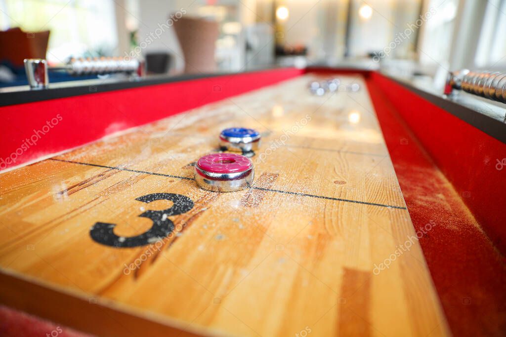 Shuffleboard es un juego de precisión y estrategia, donde los jugadores