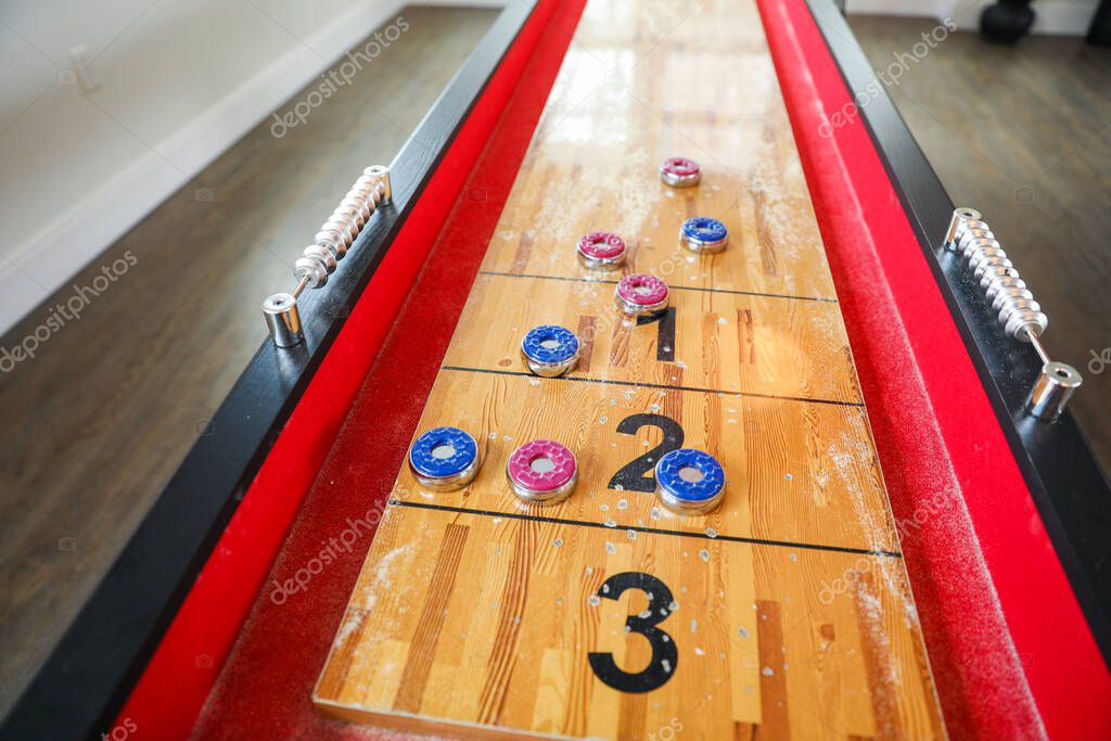 Shuffleboard es un juego de precisión y estrategia, donde los jugadores