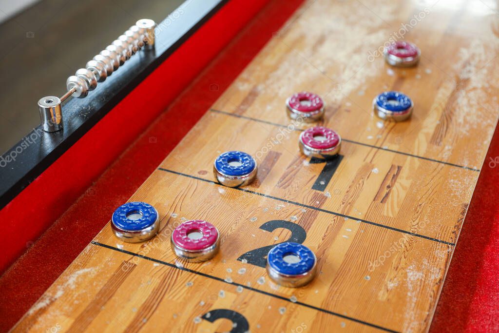 Shuffleboard es un juego de precisión y estrategia, donde los jugadores