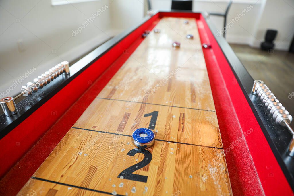 Shuffleboard es un juego de precisión y estrategia, donde los jugadores