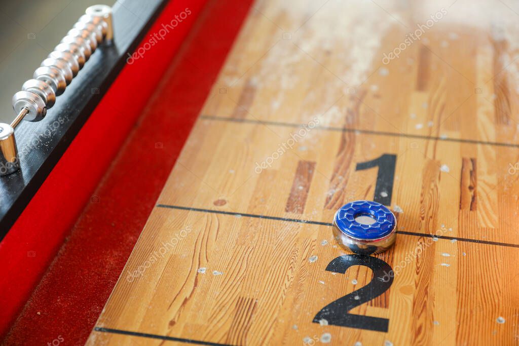 Shuffleboard es un juego de precisión y estrategia, donde los jugadores