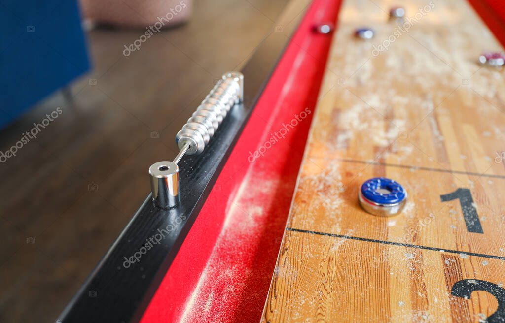 Shuffleboard es un juego de precisión y estrategia, donde los jugadores