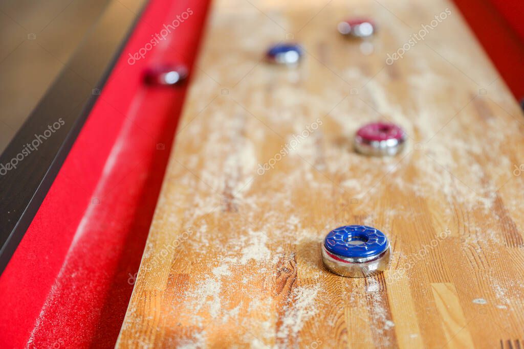 Shuffleboard es un juego de precisión y estrategia, donde los jugadores