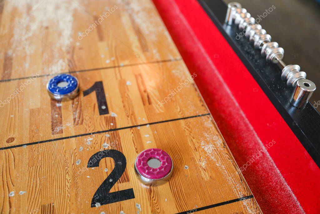 Shuffleboard es un juego de precisión y estrategia, donde los jugadores