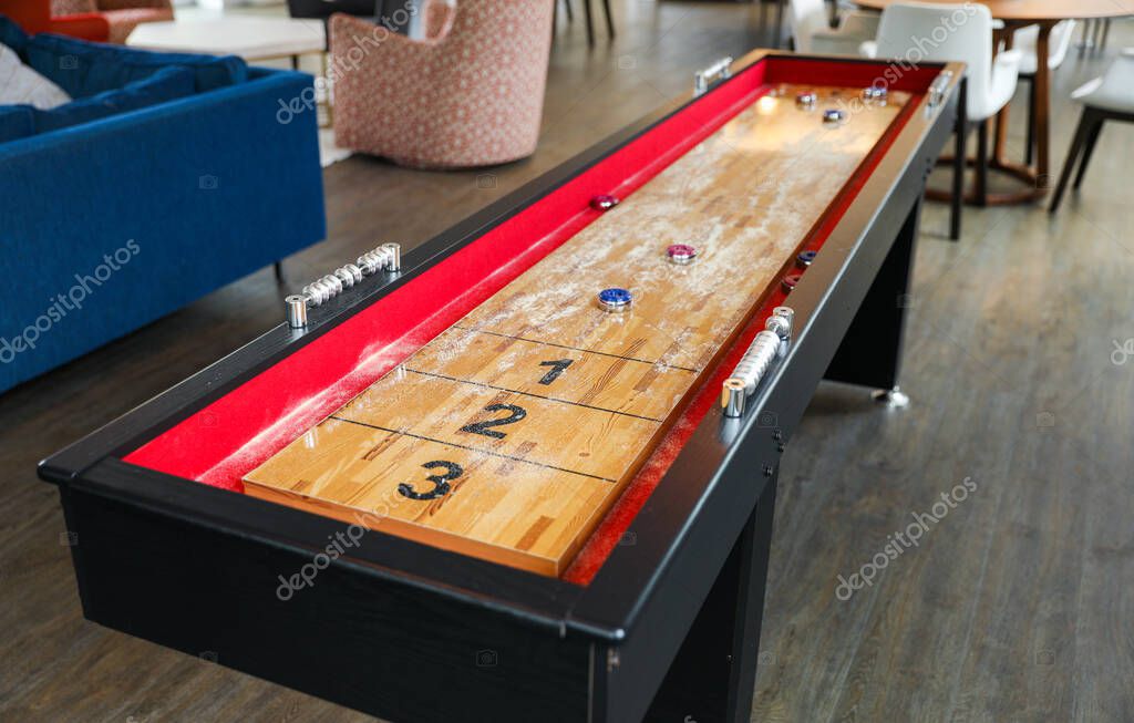 Shuffleboard es un juego de precisión y estrategia, donde los jugadores