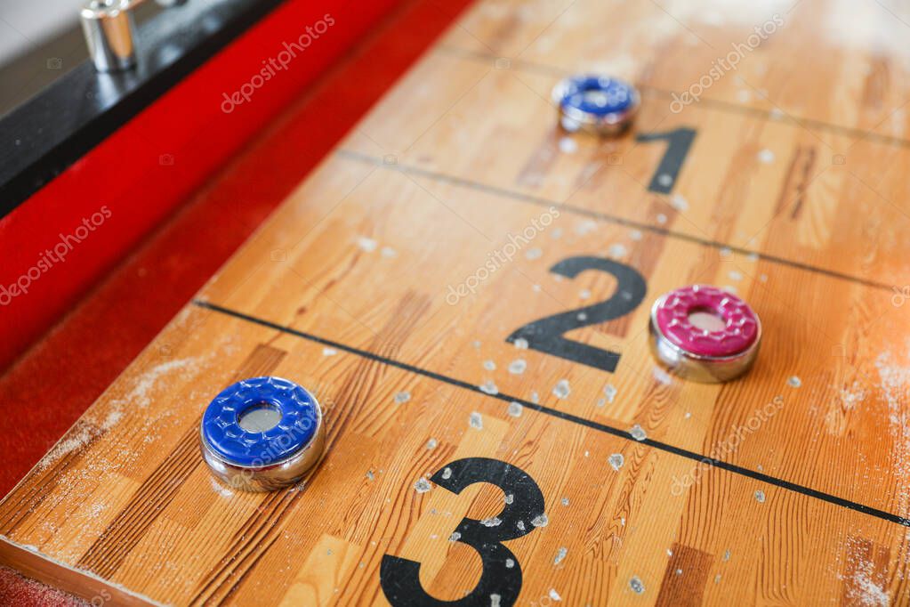 Shuffleboard es un juego de precisión y estrategia, donde los jugadores