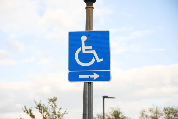Niebieski Znak Upośledzenia Jest Uniwersalnym Symbolem Dostępności Inkluzywności Dla Osób — Zdjęcie stockowe