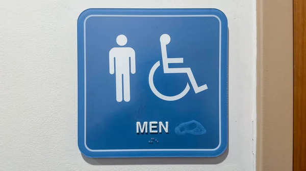 ハンディキャップのシンボルが描かれたトイレの看板には ジェンダーとアクセシビリティが描かれています 女の子と男の数字は 男性と女性のための独立したトイレを示しています — ストック写真