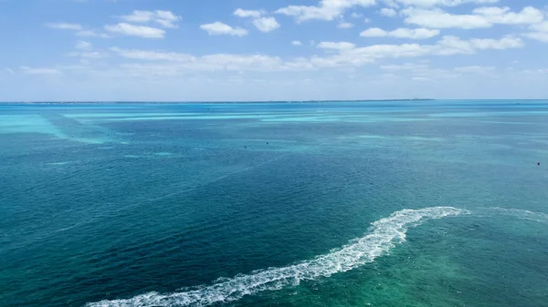 Letecký Pohled Oceán Vodním Skútrem Lodí Představuje Radost Dobrodružství Objevování — Stock fotografie