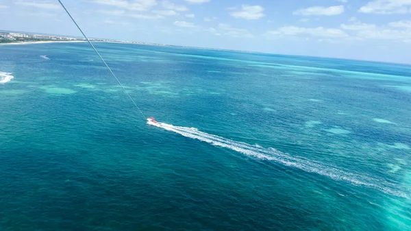 乘坐喷气式滑翔机和小船俯瞰大海是冒险和探险的乐趣 大海的浩瀚和乘风破浪的自由 — 图库照片