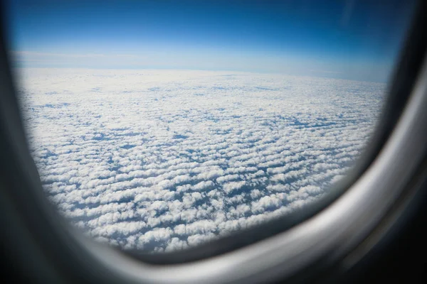 비행기 창문의 모습은 세계의 광활하고 아름다운 새로운 탐험하는 스릴을 상징합니다 — 스톡 사진