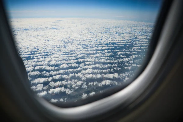 飛行機の窓からの眺めは 旅行の不思議さと興奮 世界の広大さと美しさ そして新しい場所と視点を探索するスリルを象徴しています 冒険心を刺激する — ストック写真