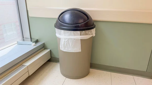 Kosz Śmieci Symbolizuje Odpady Czystość Odpowiedzialność Reprezentuje Ona Potrzebę Właściwego — Zdjęcie stockowe