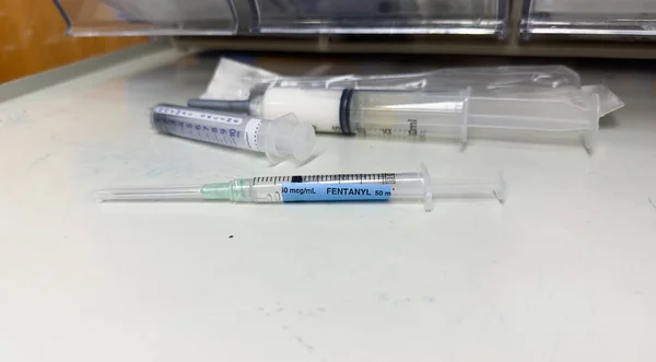 Jeringa Intravenosa Con Medicamentos Simboliza Tratamiento Médico Curación Atención Paciente —  Fotos de Stock