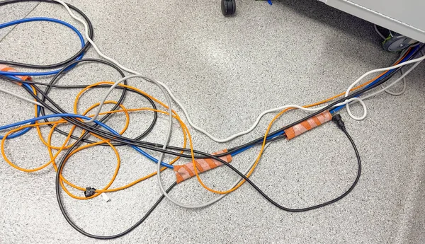 电源插头和电缆象征着连接 电力和能源 它们代表了装置与电源之间的联系 使功能和电流得以发挥 — 图库照片