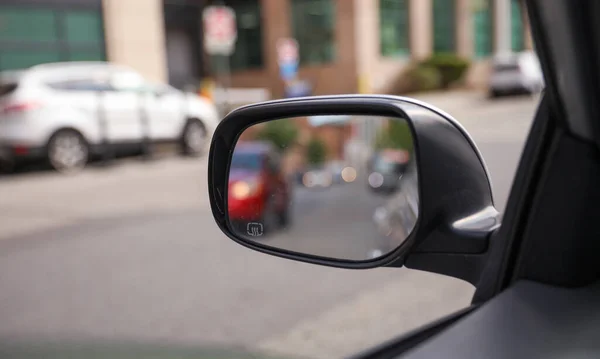汽车镜子象征着反思 意识和安全 它代表了观察周围环境 检查盲点和谨慎地在路上航行的能力 — 图库照片