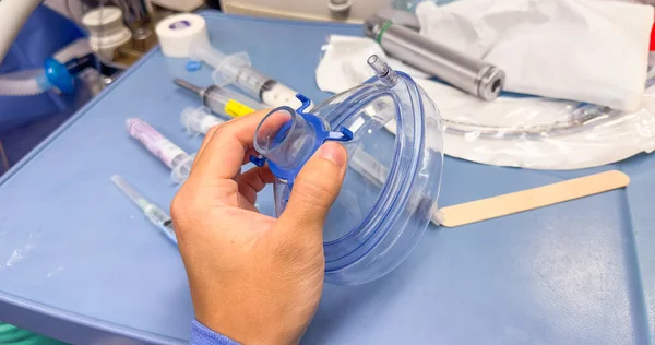 病院の気道設備は呼吸支援 医療介入 患者ケアを象徴している 気管内挿管 喉頭鏡検査 マスク換気に使用されるツールを表します — ストック写真