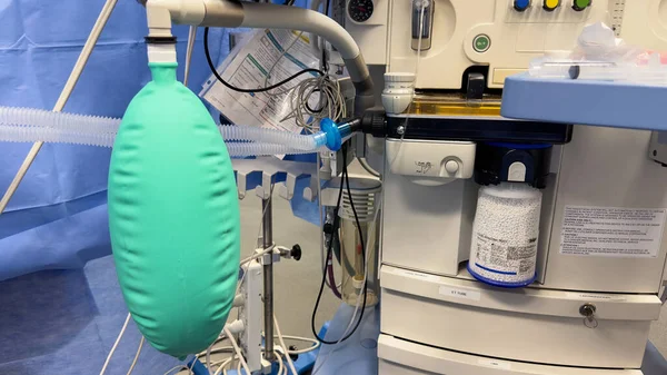 麻酔換気装置は呼吸支援 医療介入 患者ケアを象徴している それは制御換気を提供し 酸素化を維持するために使用される技術を表します — ストック写真