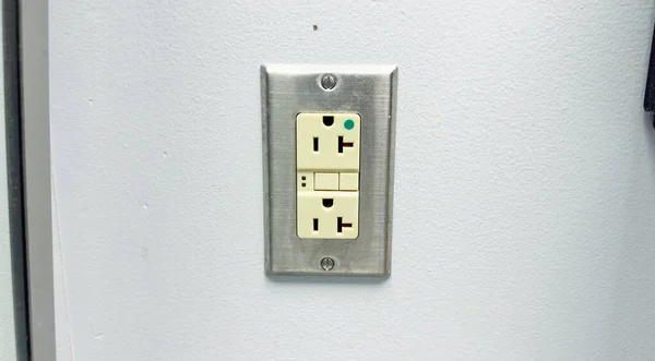 Βύσμα Ηλεκτρικής Εξόδου Συμβολίζει Την Ισχύ Συνδεσιμότητα Και Την Πρόσβαση — Φωτογραφία Αρχείου
