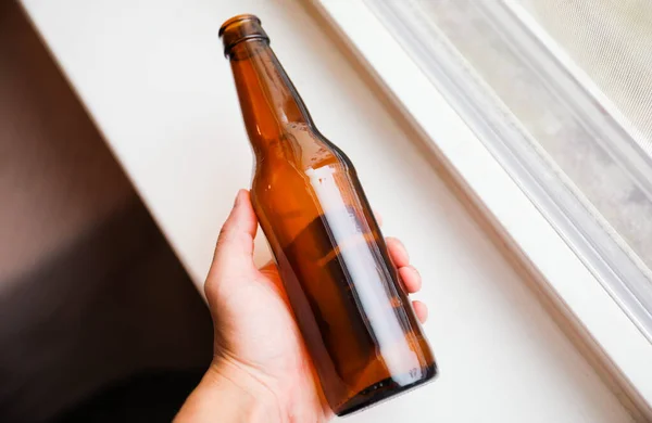 Butelka Piwa Pustą Etykietą Przywołuje Wspomnienia Koleżeństwo Przewidywanie Nowych Doświadczeń — Zdjęcie stockowe