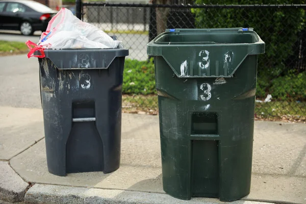 Membuang Limbah Merangkul Kebersihan Tempat Sampah Melambangkan Tanggung Jawab Kebersihan — Stok Foto