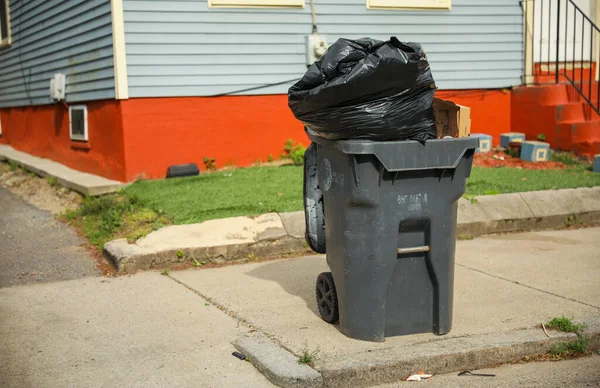 쓰레기를 버리고 받아들인다 쓰레기통은 처리의 중요성을 상징한다 — 스톡 사진
