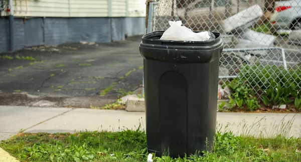 Pozbywanie Się Odpadów Akceptacja Czystości Kosz Śmieci Symbolizuje Odpowiedzialność Higienę — Zdjęcie stockowe