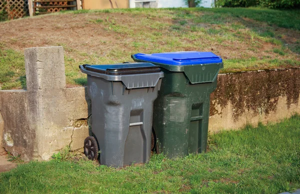 Descartar Resíduos Abraçar Limpeza Caixote Lixo Simboliza Responsabilidade Higiene Importância — Fotografia de Stock
