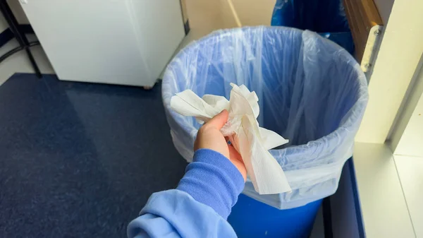 Kassera Avfall Omfamna Renlighet Papperskorgen Symboliserar Ansvar Hygien Och Vikten — Stockfoto