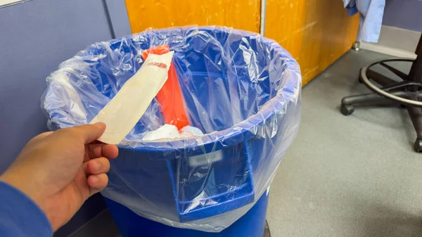 Müll Wegwerfen Auf Sauberkeit Setzen Der Mülleimer Symbolisiert Verantwortung Hygiene — Stockfoto