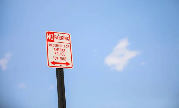 Znak Zakaz Parkowania Symbolizuje Zasady Zgodność Utrzymanie Porządku Przestrzeni Publicznej — Zdjęcie stockowe